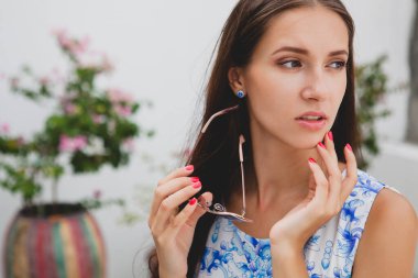 Mavi baskılı elbise, güneş gözlüğü, mutlu ruh hali, moda kıyafeti, modaya uygun kıyafetler, gülümseme, yaz, aksesuarlar.