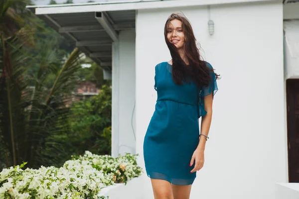青のドレスで若いスタイリッシュな美しい女性 夏のファッショントレンド 熱帯ホテルのテラス 歩いて — ストック写真