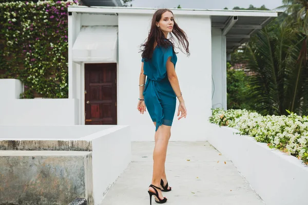 青いドレス 夏のファッショントレンド トロピカルホテルテラス 長い足 かかとの若いスタイリッシュな美しい女性 — ストック写真