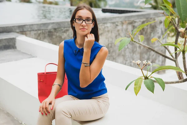 若いスタイリッシュな美しい女性 夏のファッショントレンド 青いブラウス 赤いバッグ トロピカルヴィラリゾート — ストック写真