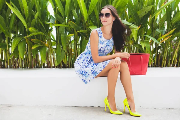 Jovem Mulher Bonita Elegante Azul Vestido Impresso Saco Vermelho Óculos — Fotografia de Stock