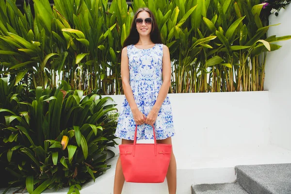 Jovem Mulher Bonita Elegante Azul Vestido Impresso Saco Vermelho Óculos — Fotografia de Stock