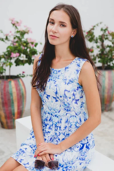 Joven Mujer Hermosa Con Estilo Vestido Impreso Azul Gafas Sol —  Fotos de Stock