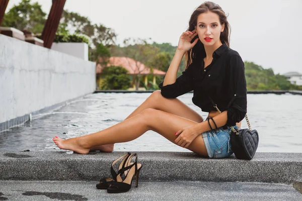 Jovem Sexy Bela Mulher Sentada Piscina Descalça Longas Pernas Bronzeadas — Fotografia de Stock
