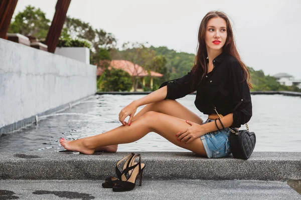Jovem Sexy Bela Mulher Sentada Piscina Descalça Longas Pernas Bronzeadas — Fotografia de Stock