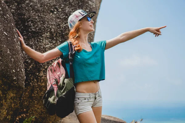 Mulher Gengibre Viajando Montanhas Turista Férias Verão Sorridente Emocional Roupa — Fotografia de Stock