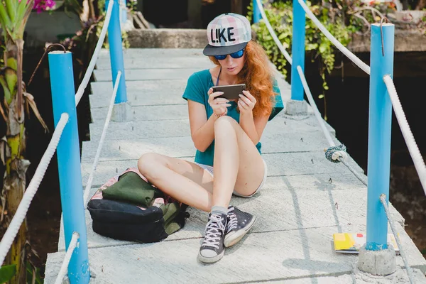 Ung Snygg Hipster Kvinna Sitter Håller Och Tittar Smartphone Reser — Stockfoto