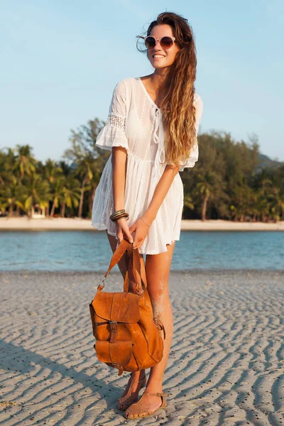 Mujer Hermosa Delgada Vestido Algodón Blanco Caminando Playa Tropical Puesta — Foto de Stock