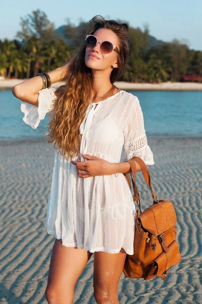 Mujer Hermosa Delgada Vestido Blanco Playa Tropical Puesta Del Sol — Foto de Stock