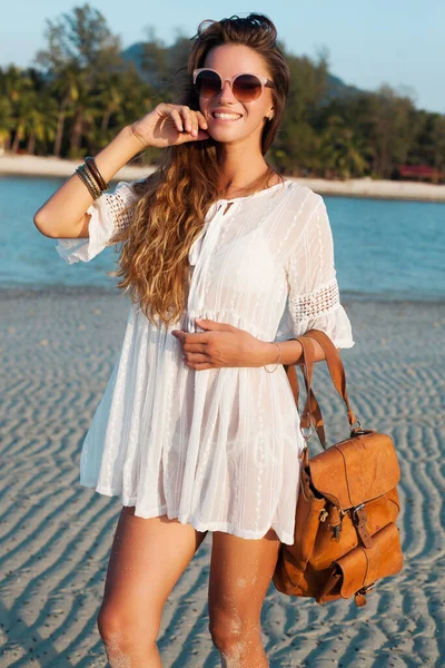 Mujer Hermosa Delgada Vestido Blanco Playa Tropical Puesta Del Sol — Foto de Stock
