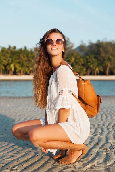 Струнка Красива Жінка Білій Сукні Тропічному Пляжі Заході Сонця Тримає — стокове фото