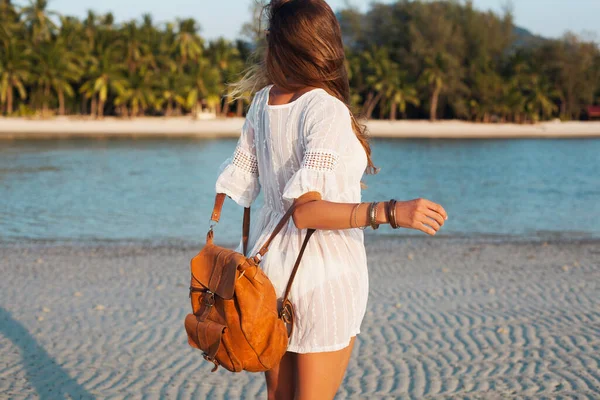 Parte Trás Bela Mulher Vestido Branco Andando Despreocupado Praia Tropical — Fotografia de Stock