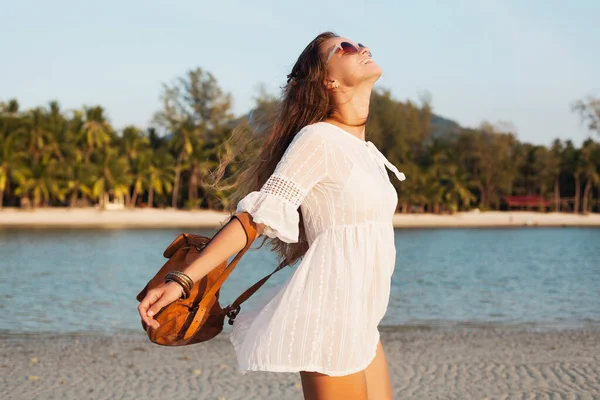 Mince Belle Femme Robe Blanche Sur Plage Tropicale Sur Coucher — Photo