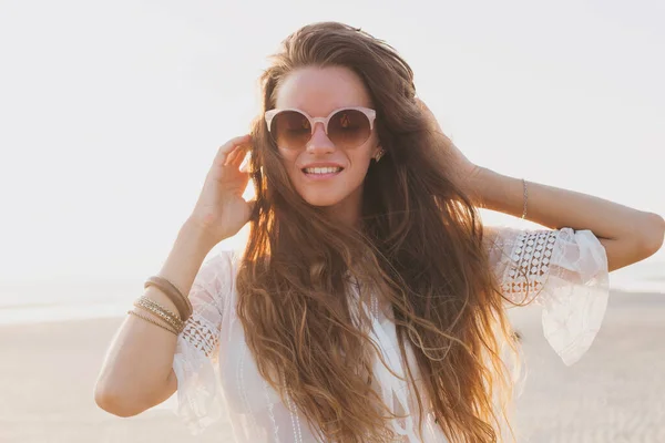 Junge Schlanke Schöne Frau Sonnenuntergang Strand Verspielt Tanzen Laufen Bohème — Stockfoto