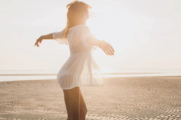 Jeune Belle Femme Mince Sur Plage Coucher Soleil Ludique Danse — Photo