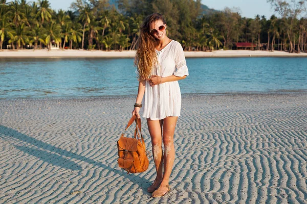 면으로 아름다운 여인이 가방을 해변을 스타일의 휴가에서 자연의아름다움 액세서리 스톡 이미지