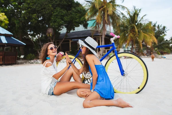 Glückliche Freundinnen Die Sich Tropischen Strand Amüsieren Frauen Die Mit — Stockfoto