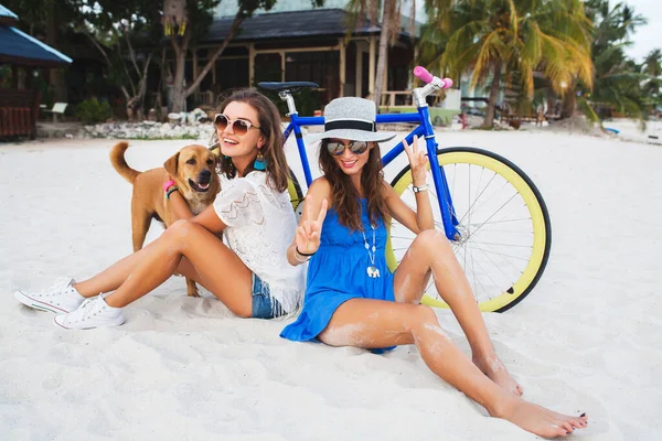 Felices Amigas Divirtiéndose Playa Tropical Mujeres Viajando Vacaciones Tailandia Con — Foto de Stock
