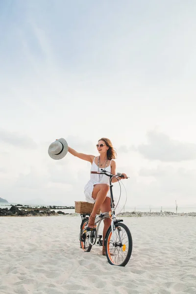 Joven Atractiva Mujer Sonriente Vestido Blanco Cabalgando Playa Tropical Bicicleta — Foto de Stock