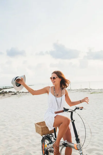 Νεαρή Ελκυστική Χαμογελαστή Γυναίκα Λευκό Φόρεμα Ιππασία Τροπική Παραλία Ποδήλατο — Φωτογραφία Αρχείου