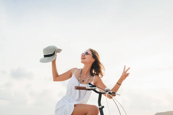 Joven Atractiva Mujer Sonriente Vestido Blanco Cabalgando Playa Tropical Bicicleta —  Fotos de Stock