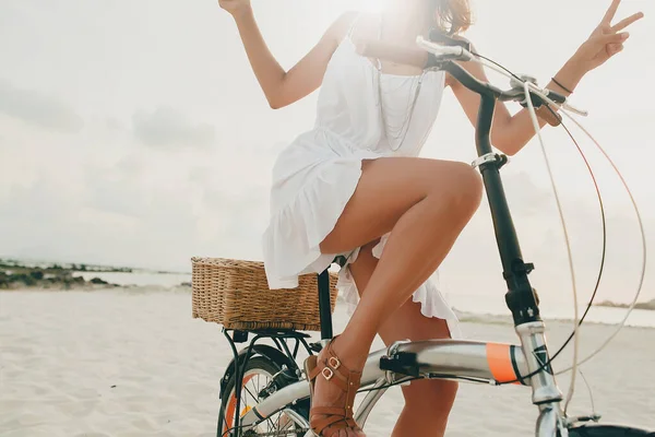 Joven Hermosa Mujer Hipster Vestido Blanco Vacaciones Tropicales Estilo Tendencia — Foto de Stock