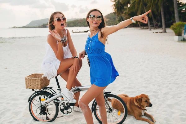 Щасливі Подружки Які Розважаються Тропічному Пляжі Жінки Сукнях Сонцезахисних Окулярах — стокове фото