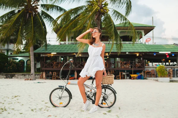 Молода Приваблива Усміхнена Жінка Білому Платті Їде Тропічному Пляжі Сонячних — стокове фото