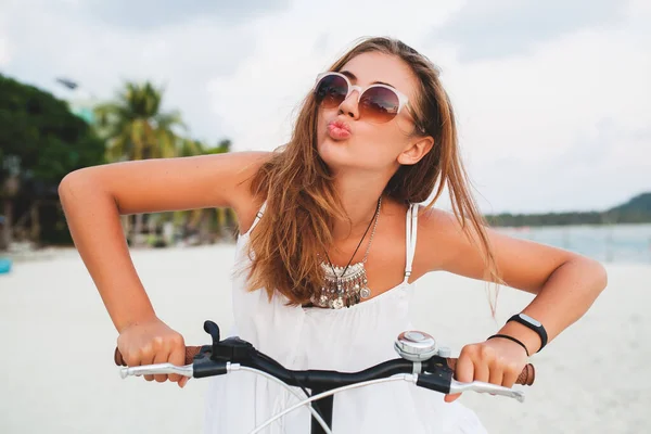 Primer Plano Retrato Joven Mujer Sonriente Atractiva Vestido Blanco Montar — Foto de Stock