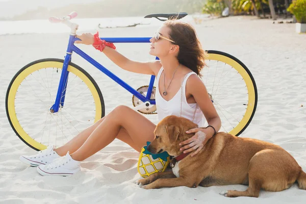 Genç Güzel Bir Kadın Kumsalda Kumsalda Oturuyor Eski Bir Bisiklet — Stok fotoğraf