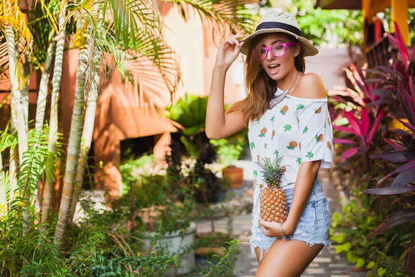 Attractive Smiling Woman Vacation Printed Shirt Straw Hat Summer Fashion — Stock Photo, Image