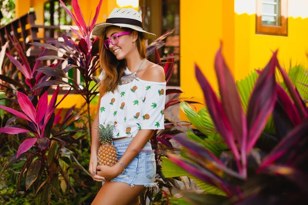 Mulher Sorridente Atraente Férias Impresso Shirt Chapéu Palha Verão Moda — Fotografia de Stock