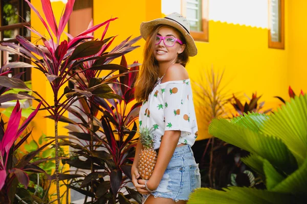 Mulher Sorridente Atraente Férias Impresso Shirt Chapéu Palha Verão Moda — Fotografia de Stock