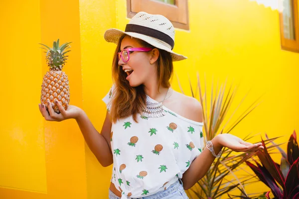 Mulher Atraente Férias Verão Com Cara Engraçada Expressão Sorrindo Emocional — Fotografia de Stock