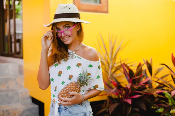 Ελκυστική Χαμογελαστή Γυναίκα Στις Διακοπές Τυπωμένο Shirt Ψάθινο Καπέλο Καλοκαιρινή — Φωτογραφία Αρχείου