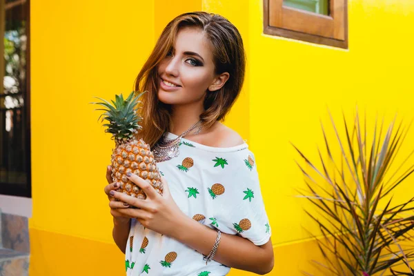 Portrait Attractive Woman Pinted Shirt Summer Vacation Holding Pineapple Fruit — Stock Photo, Image