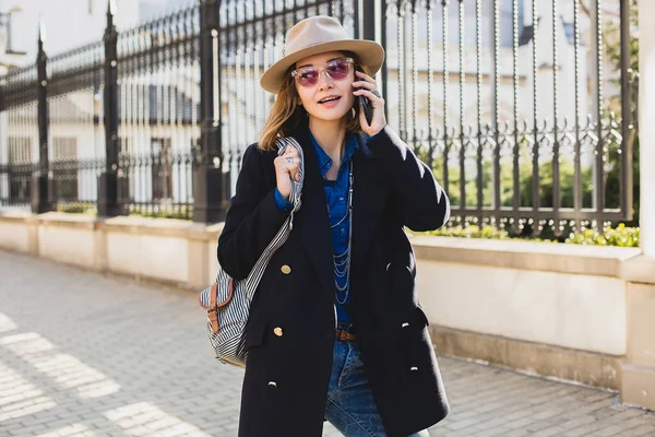 Jeune Jolie Femme Élégante Souriante Heureuse Surprise Parlant Téléphone Vêtue — Photo