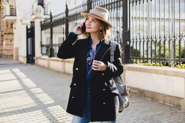 Young Stylish Pretty Woman Smiling Talking Her Phone Dressed Dark — Stock Photo, Image