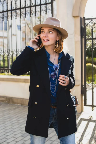 Joven Mujer Bonita Elegante Sonriendo Hablando Teléfono Vestida Con Abrigo —  Fotos de Stock