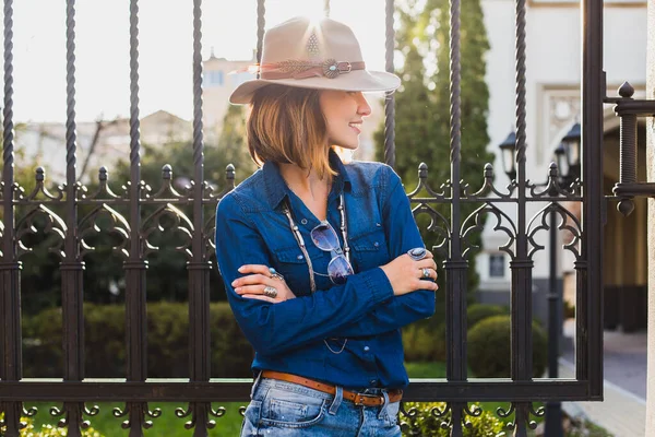 Joven Elegante Mujer Bastante Feliz Sonriendo Posando Vestido Con Camisa —  Fotos de Stock