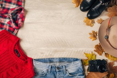 Kadın tarzı ve aksesuarları, kırmızı örgü süveter, kareli gömlek, kot pantolon, siyah deri çizmeler, şapka, sonbahar moda trendi, yukarıdan manzara, klasik fotoğraf makinesi, gezgin kıyafeti
