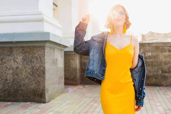 Hermosa Mujer Sexy Con Estilo Vestido Elegante Amarillo Con Chaqueta — Foto de Stock