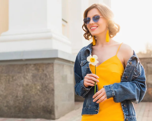 Bela Mulher Sexy Elegante Vestido Amarelo Elegante Vestindo Jaqueta Ganga — Fotografia de Stock