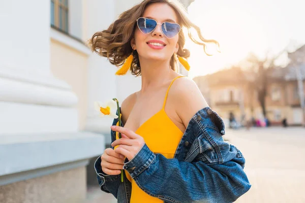 Bela Mulher Acenando Cabelo Sorrindo Vestuário Elegante Vestindo Jaqueta Jeans — Fotografia de Stock