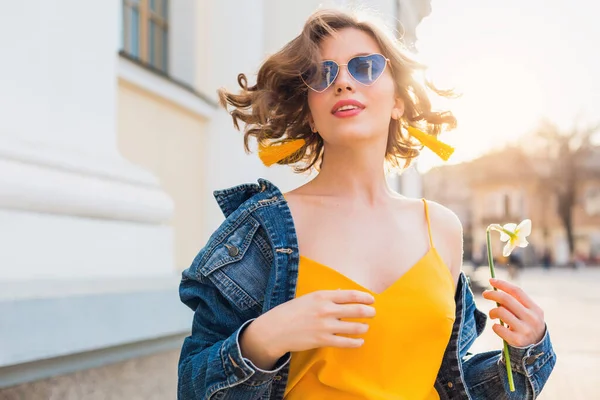 Retrato Mulher Bonita Usando Óculos Sol Coração Segurando Flor Contra — Fotografia de Stock