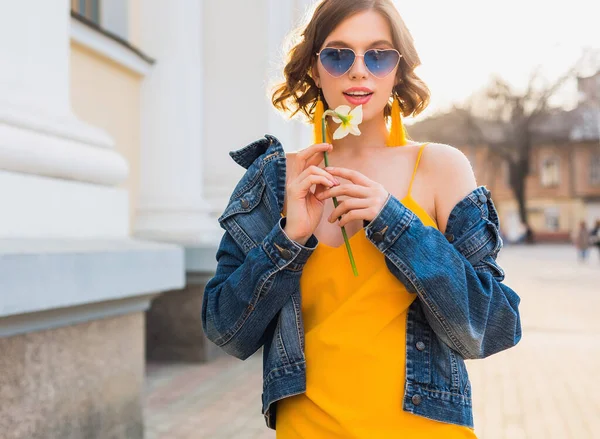 Bela Mulher Hipster Elegante Posando Moda Rua Segurando Flor Vestido — Fotografia de Stock