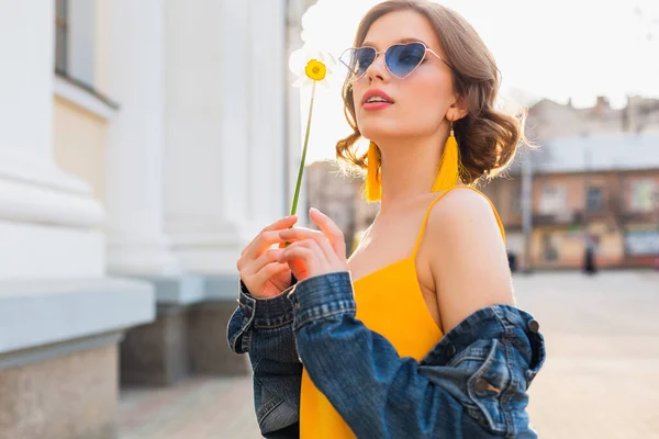 Portrait Jolie Femme Portant Des Lunettes Soleil Coeur Tenant Fleur — Photo