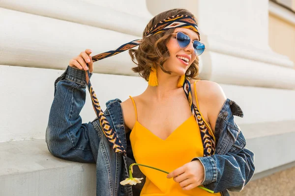 Stylische Attraktive Frau Hippie Outfit Mit Gelbem Kleid Jeansjacke Trendigen — Stockfoto