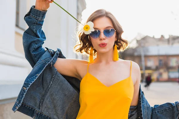 Frumos Elegant Hipster Femeie Având Distracție Moda Stradală Exploatație Floare Fotografie de stoc