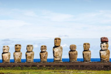 Paskalya Adası, Şili'deki mavi gökyüzü karşı Ahu Tongariki üzerinde Moai